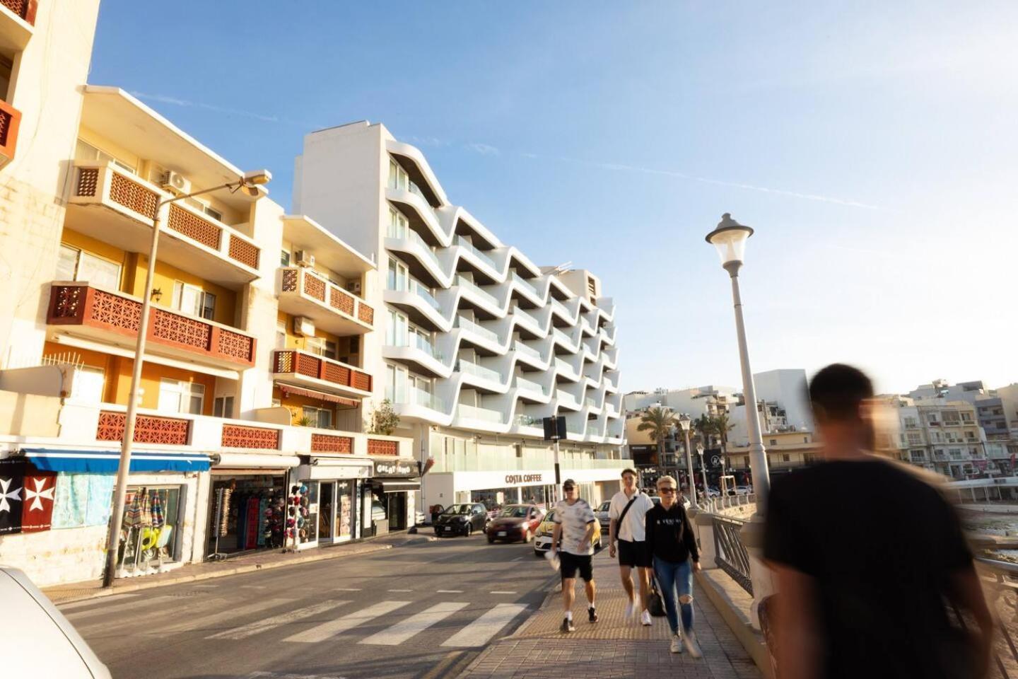 Ivory Seafront With Views!- Fl 15 By Homely