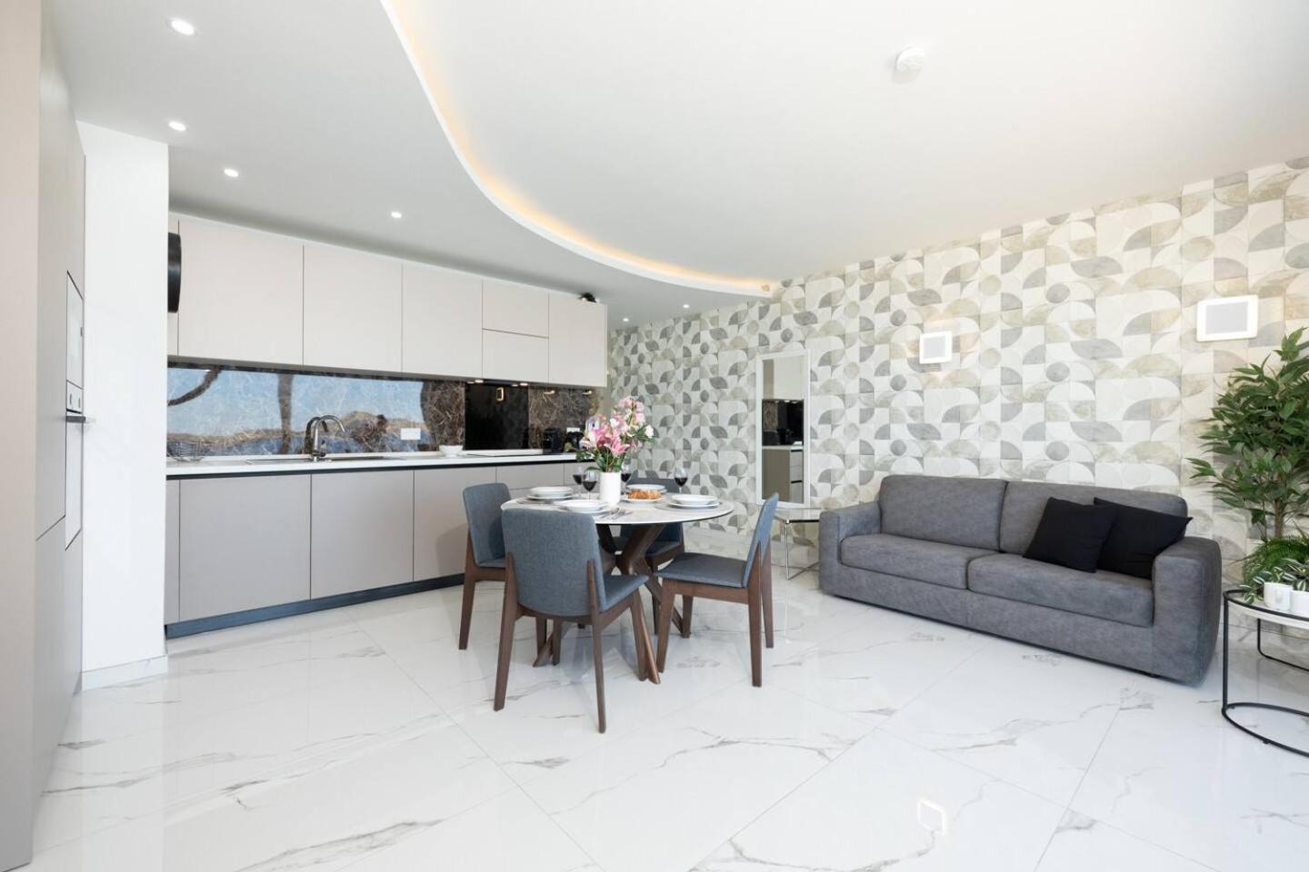 Ivory Seafront With Views!- Fl 15 By Homely Bahía de San Pablo